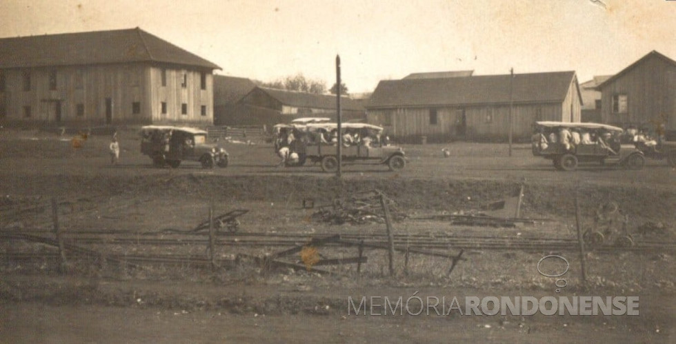 || Outro instantâneo do deslocamento das tropas rebeladas em Santo Ângelo (RS), em outubro de 1924.
Imagem: Acervo e legenda de Augusto Bier Assessoria de imprensa na empresa SindBancários de Porto Alegre e Região) - FOTO 6 -