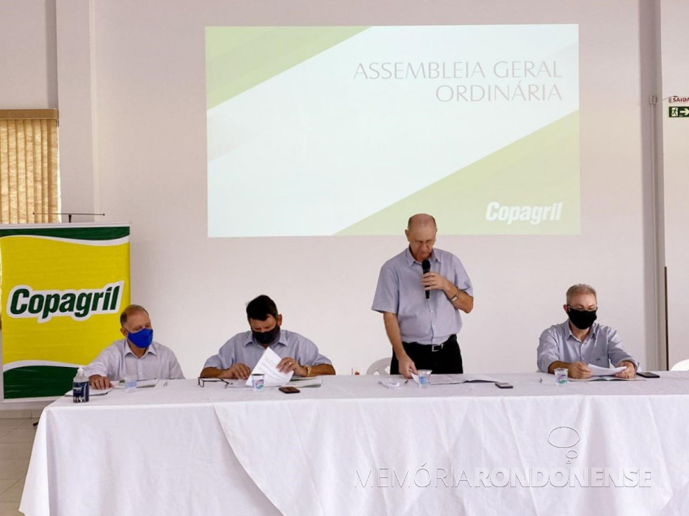 || Ricardo Silvio Chapla, diretor-presidente da Copagril dirigindo a Assembleia Geral Ordinária da Cooperativa, em janeiro de 2021, tendo à sua direita, vereador Valdir Port, Secretário Municipal de Indústria e Comércio de Marechal Cândido Rondon, e o secretário da cooperativa, Marcio Buss; e à esquerda, Elói Darci Podkowa, diretor vice-presidente.
Imagem: Acervo Comunicação Copagril - FOTO 16 -
