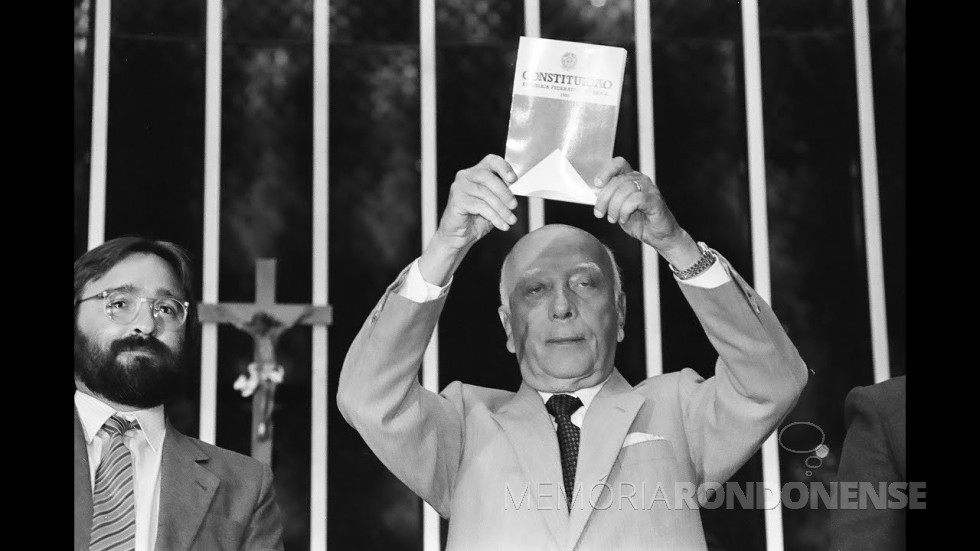 || Deputado federal Ulisses Guimarães promulgando a Constituição de 1988. 
Imagem: Acervo Câmara dos Deputados - FOTO 8 - 