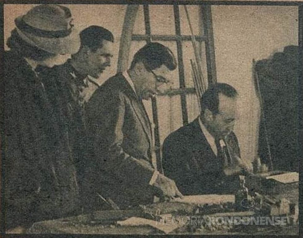 || Assis Chateaubriand, diretor dos Diários Associados, em Foz do Iguaçu, traduzindo ao jornalista Ortiz Echague do La Nacion o seu discurso.
Imagem: Acervo e legenda de  Walter Dysarcz - FOTO 11 -