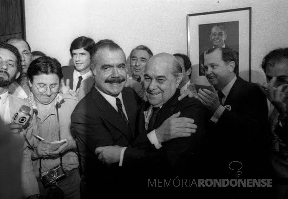 || José Sarney e Tancredo Neves se saudando após a vitória no Colégio Eleitoral, em janeiro de 1985.
Imagem: Acervo Atila Vicente Rangel Franco/O Brasil do Passado - FOTO  16 - 