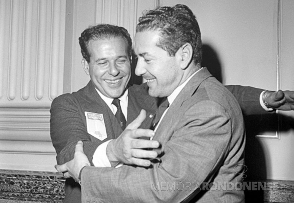 || João Goulart (e) sendo cumpriementado pelo cunhado Leonel Brizola, em foto de 1963.
Imagem: Acervo Hora do Povo - FOTO 12 -