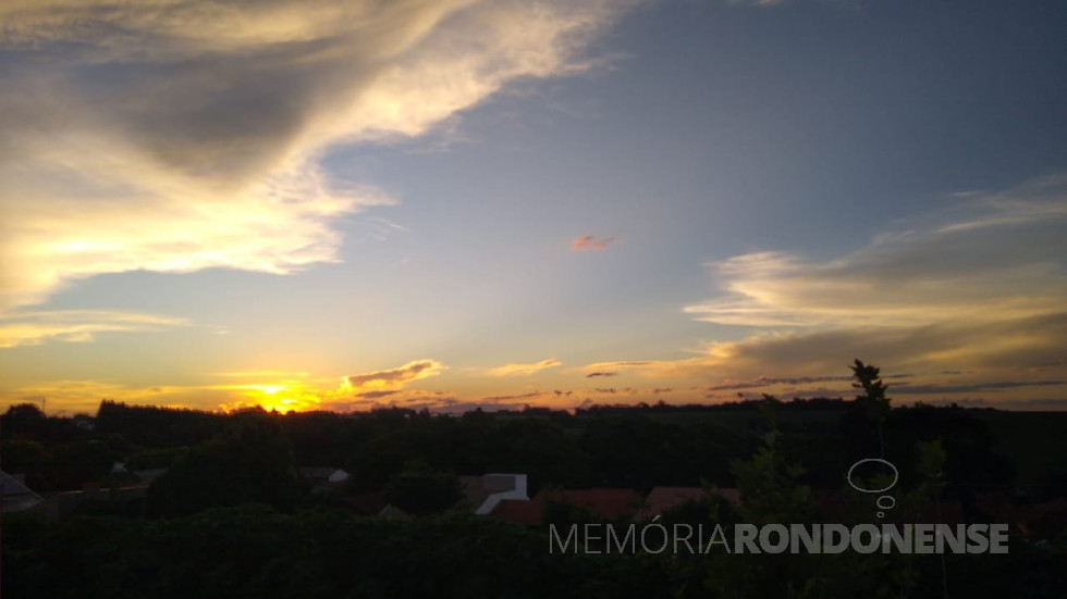 || Arrebol na cidade de Marechal Cândido Rondon, em foto feita desde o Jardim Espigão, por Alex Sandro Viteck, em 03 de janeiro de 2020.
Imagem: Acervo Projeto Memória Rondonense - FOTO 18 -
