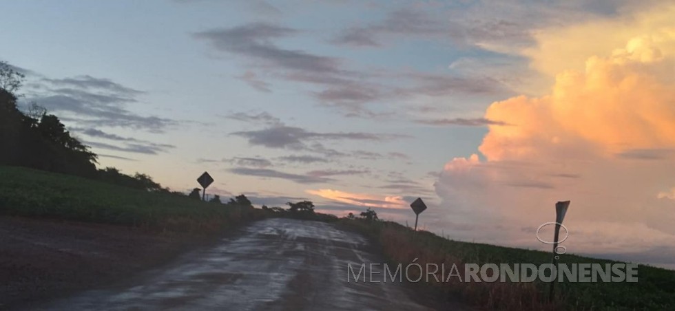 || Nebulosidade ao final da tarde, em foto a partir de um ponto no interior do município de Mercedes. As nuvens se localizam ao norte (municípios de Guaíra, Terra Roxa e Palotina).
Imagem: Acervo e crédito de Marli Fiedler - Mercedes - FOTO 14 -