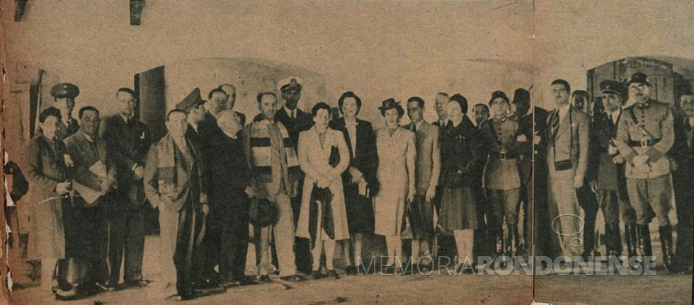 !! Autoridades e convidados na entrega do avião na cidade de Foz do Iguaçu, em abril de 1941.
Imagem: Acervo e legenda de  Walter Dysarcz - FOTO 12 -