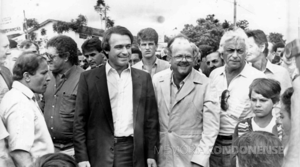 || Álvaro Dias (de terno escuro) com correligionários durante o mandato como governador.
Imagem Acervo Memória Paranaense - FOTO 16 -