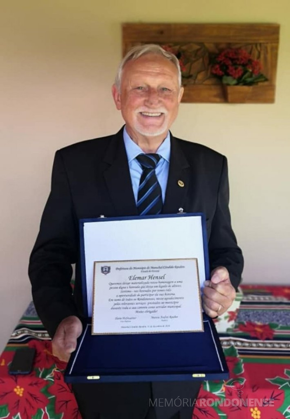 || Homenagem do município de Marechal Cândido Rondon ao servidor Elemar Hensel no ato de sua aposentadoria do serviço público.
Imagem: Acervo Carlos Alexander Hensel - FOTO 59 -