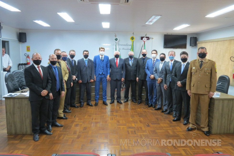 || Formação da Câmara Vereadores de Marechal Cândido Rondon junto o prefeito e vice, antes de suas respectivas posses, em janeiro de 2021.
Da esquerda à direita: vereadores Valdir Port (Portinho), Iloir de Lima (Padeiro), Vanderlei Caetano Sauer, Cleiton Rodrigo Freitag (Gordinho do Suco), Rafael Heinrich, Adriano Backes, prefeito empossado Marcio Andrei Rauber, vereador Pedro Rauber, vice-prefeito Ilário Hofstaetter, vereadores Cristiano Metzner (Suko), João Eduardo dos Santos (Juca), Moacir Froelich, Arion Nasighil e Dionir Briesch.
Imagem: Acervo Imprensa Câmara Municipal - Crédito: Cristiano Marlon Viteck - FOTO 64 -