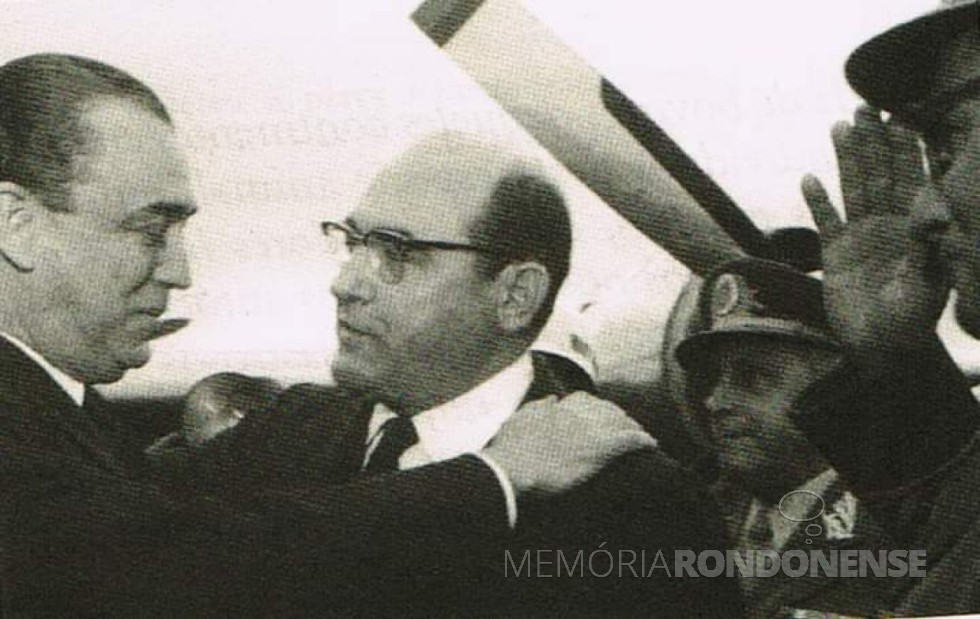 || Governador Moisés Lupion (de óculos) recepcionando o Presidente da República, Juscelino Kubitscheck de Oliveira .
Imagem: Acervo Arquivo Nacional - FOTO 2 -