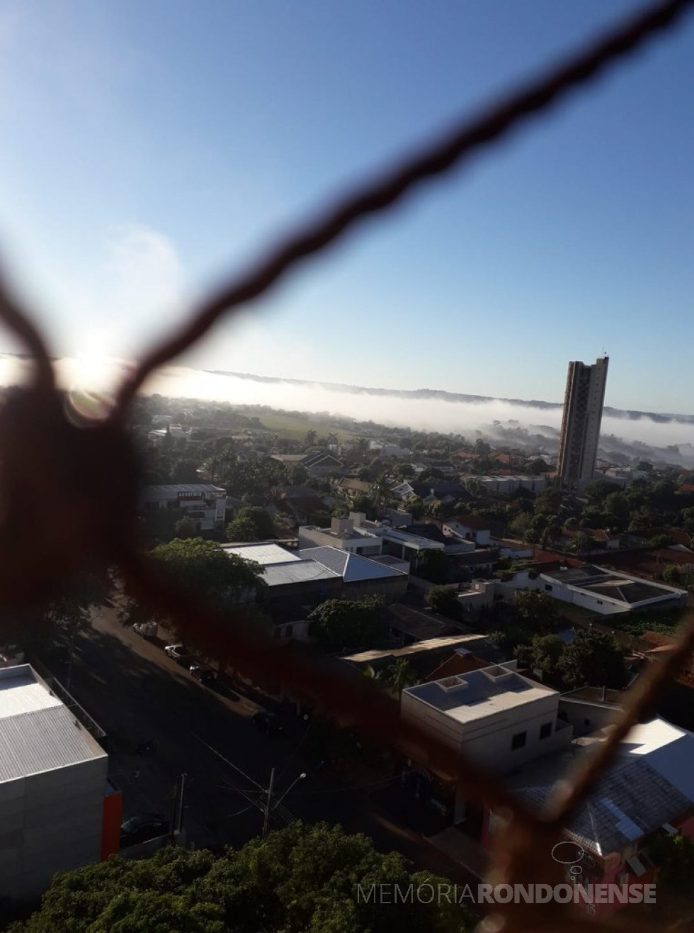 || Concentração de neblina no vale do Arroio Fundo, nas proximidades da cidade de Marechal Cândido Rondon. Foto tirada desde o Edifício D. Pedro, à Rua Sete de Setembro. 
Imagem: Acervo e crédito Edite Feiden - FOTO 12 -