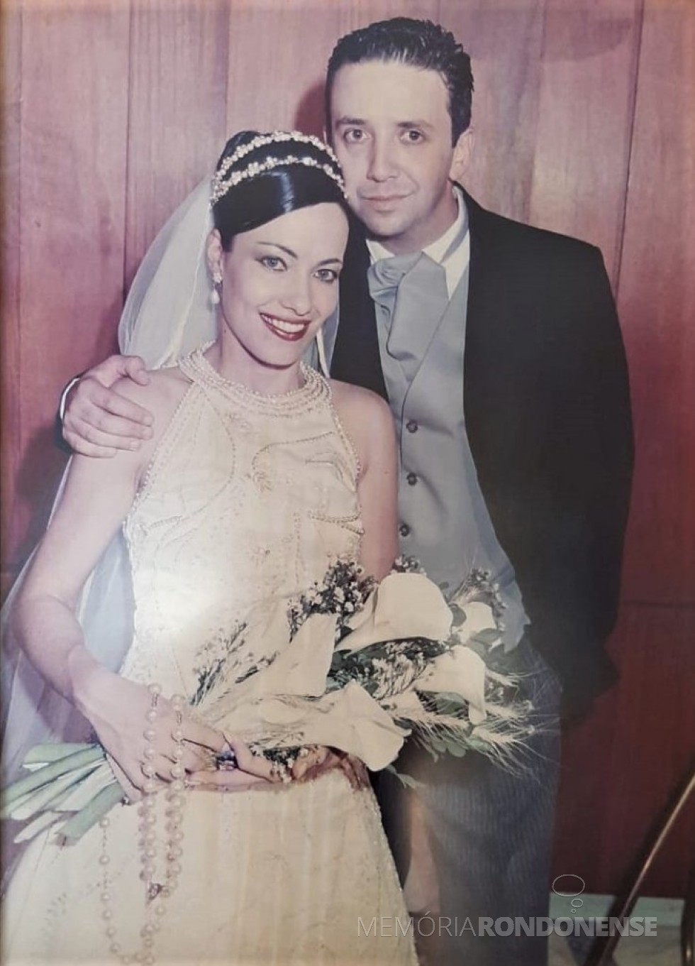 || Noivos Rosmarina Feiten e Affonso Celso Gonçalves Junior que casaram em dezembro de 2002.
Imagem: Acervo do casal - FOTO 17 -
