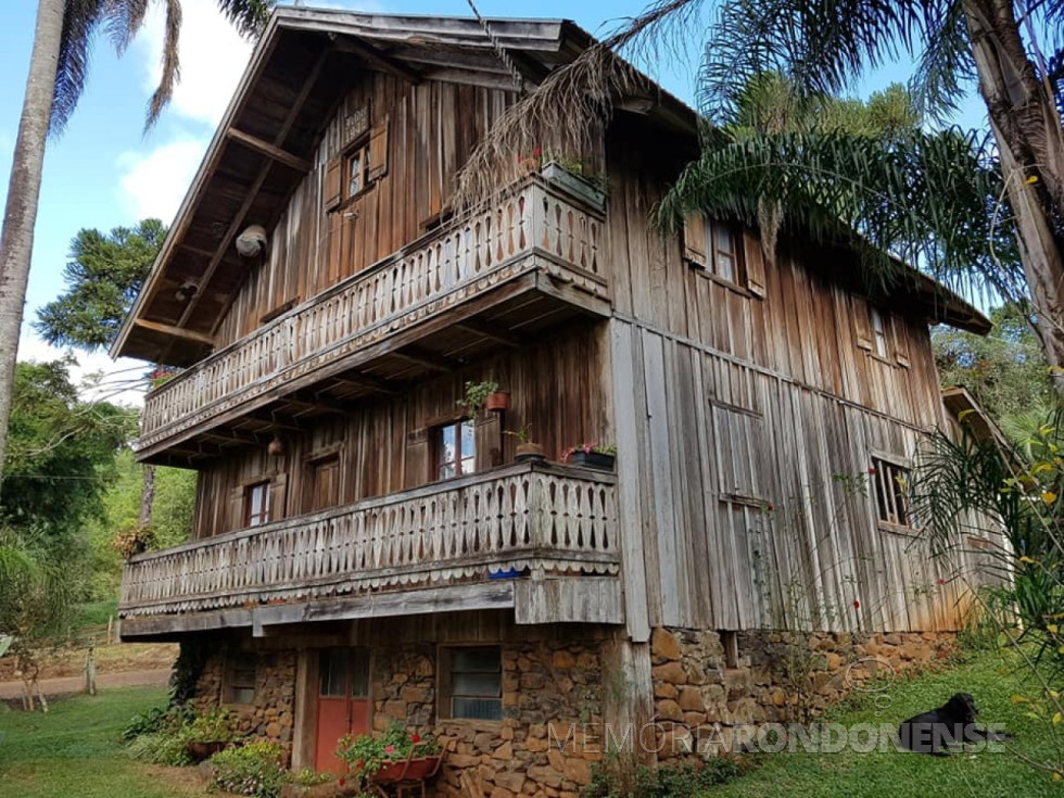|| Casa pioneira da família Felder construída em 1941, na Linha Bamberg, em Treze Tílias (SC).
Imagem: Acervo Junior Felder - FOTO 18 -