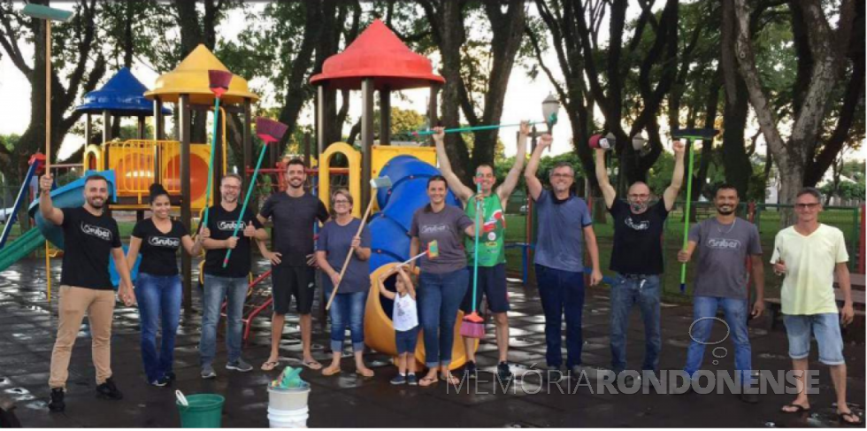 || Empresário Aleri Gruber, 4º da direita à esquerda, e equipe de sua loja, após a limpeza voluntária do Parque Infantil de Praça em Marechal Cândido Rondon, em fevereiro de 2021.
Imagem: Acervo Tribuna do Oeste - FOTO 19 -