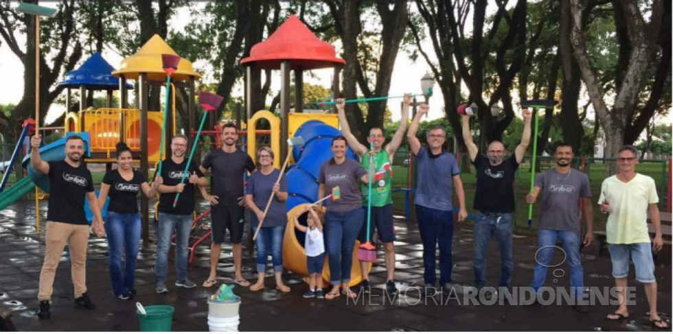 || Empresário Aleri Gruber, 4º da direita à esquerda, e equipe de sua loja, após a limpeza voluntária do Parque Infantil de Praça em Marechal Cândido Rondon, em fevereiro de 2021. 
Imagem: Acervo Tribuna do Oeste - FOTO 18 - 