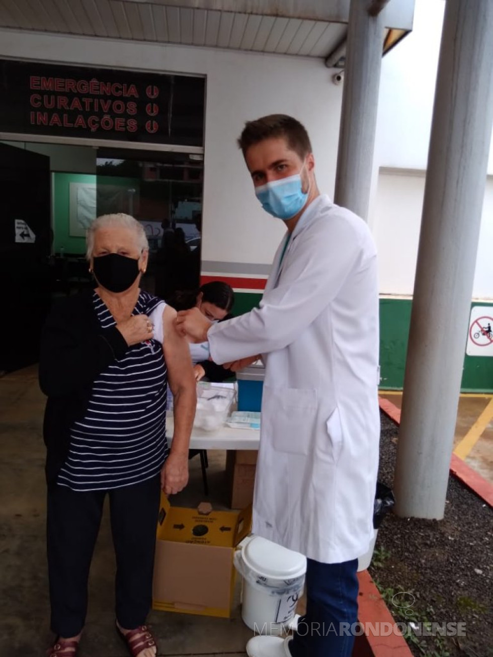 || Pioneira rondonense Olinda Camila (nascida Wolfart) Witeck , com 91 anos, recebendo a 1ª dose da vacina contra a COVID 19. 
Imagem: Acervo pessoal - FOTO 14 -