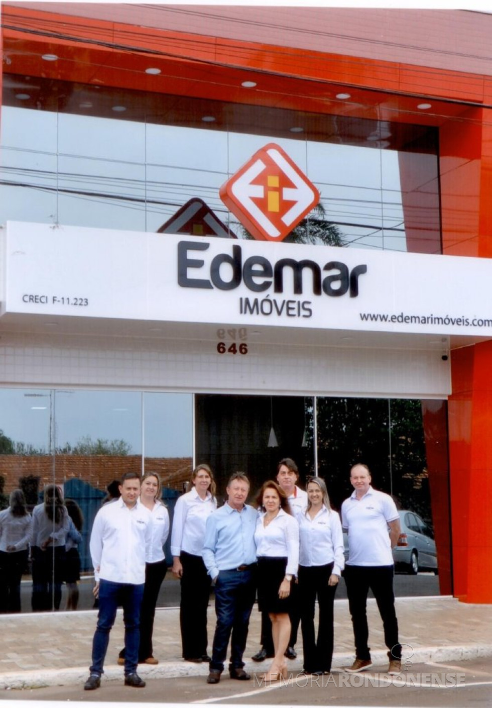 || Casal Marize Regina Cota e Edemar Wollstein com colaboradores em frente à nova sede da Empresa, no Edifício Passeti, em Marechal Cândido Rondon.
Imagem: Acervo da empresa - FOTO 3 -