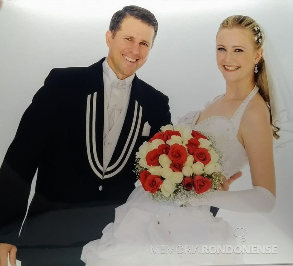 || Noivos Edson Stolarski e Katiuscia Klein que casaram em final de janeiro de 2010.
Imagem: Acervo pessoal - FOTO 10 -