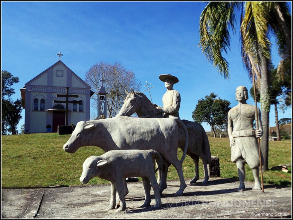 || Monumento em homenagem ao Padre Cristóvão de Mendonça, em Santa Lúcia do Piaí, por introduzir o gado bovino no Rio Grande do Sul.
Imagem: Acervo Imagens Missoneiras - FOTO 3 -