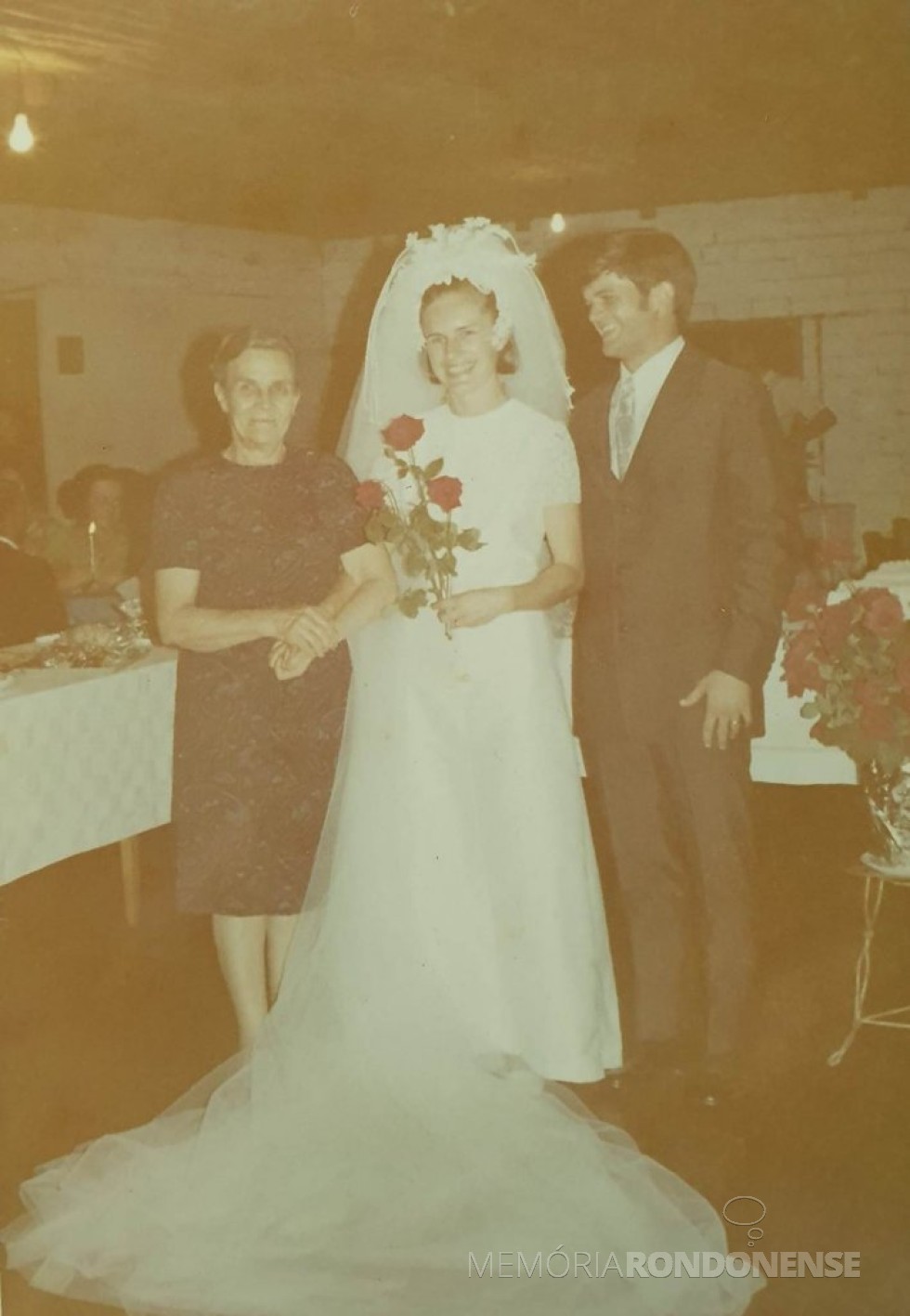 || Noivos Helena Koniecziniak e Heitor Danilo Brenner que casaram-se em fevereiro de 1971, na companhia da avó da noiva, senhora Helena Schmitz, proprietária do memorável 