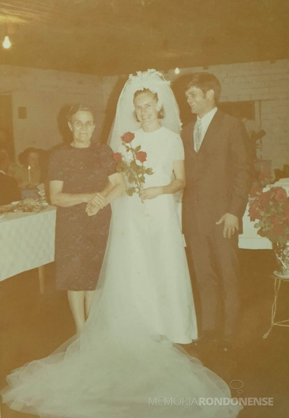 || Noivos Helena Koniecziniak e Heitor Danilo Brenner que casaram-se em fevereiro de 1971, na companhia da avó da noiva, senhora Helena Schmitz, proprietária do memorável