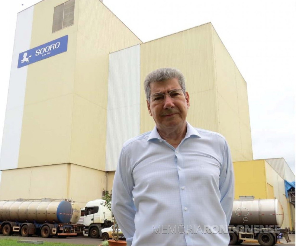 || Empresário rondonense William da Silva em frente ao complexo industrial da Sooro, planta industrial que entrou em operação em fevereiro de 2001.
Imagem: Acervo O Presente - FOTO 15 -