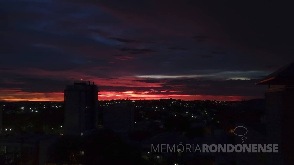 || Fim do dia de  domingo 21 de março de 2021, em foto tirada desde o centro da cidade de Marechal Cândido Rondon.
Imagem: Acervo e crédito Marcos Vinicius Fediuk - FOTO 14 - 