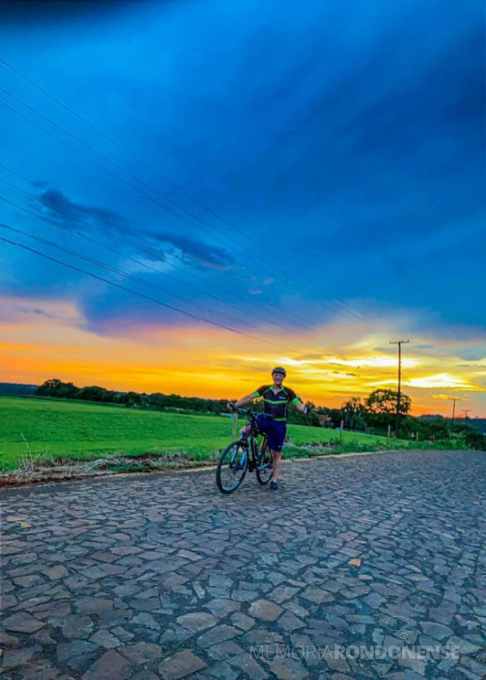 || Entardecer no município de Marechal Cândido Rondon em 23 de março de 2021, com destaque para o ciclista Airton de Souza, gerente da agência Copagril da Sicredi Aliança PR/SP. 
Imagem: Acervo pessoal -  Crédito: Jonatan Rogério Andrade Faria -FOTO 11 - 