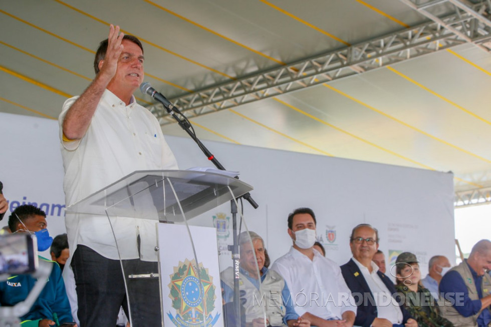|| Presidente da República, Jair Bolsonaro, discursando na inaguração do Centro Nacional de Treinamento de Atletismo, na cidade de Cascavel, no começo de fevereiro de 2021.
À sua esquerda, o generalAugusto Heleno Ribeiro Pereira, m
ministro da Segurança Institucional da Presidência da República; governador Ratinho Júnior e o último (careca e sem máscara), é Onyx Lorenzoni, ministro da Secretaria-Geral da Presidência da República.
Imagem: Acervo AEN - FOTO 14 -