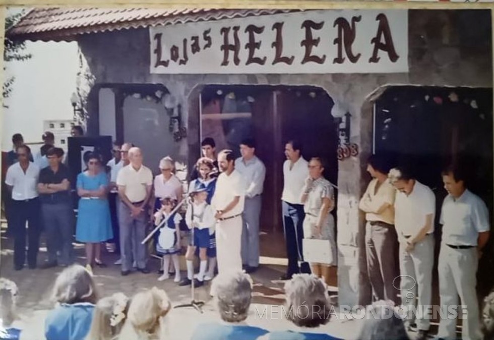 || Solenidade de inauguração da Loja Helena, com o discurso do prefeito municipal de Marechal Cândido Rondon, Ilmar Priesnitz.
Imagem: Acervo da Empresa - FOTO 11 --