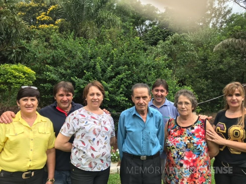 || Pioneiro Lino  Schuck (ele falecido em maio de 2019) na companhia da esposa e Lúcia.
Da esquerda à direita: Nadir Inge, Eurides, Nilce, Renato e Lucivania. 
Imagem: Acervo Renato Schuck - FOTO 12 - 

