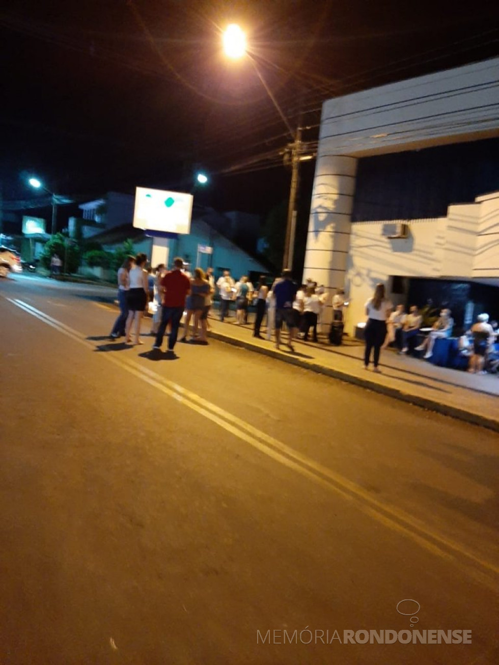 || Católicos reunidos em frente ao Hospital Marechal Rondon, na cidade de Marechal Cândido Rondon, para evento de oração pela recuperação das pessoas acometidas pela COVID 19, em março de 2021.
Imagem: Acervo Rádio Difusora do Paraná - FOTO 24 -