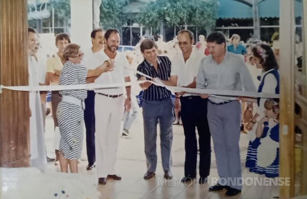 || Momento de desate da fita de inauguração da loja Helena.
Da esquerda à direita: Edite Feiden, 1ª dama do município; prefeito municipal Ilmar Priesnitz, vereador Elio Lino Rusch, Wiland Schurt, secretário municipal de Indústria e Comércio de Marechal Cândido Rondon e Maruo Benvenho e esposa, proprietários da loja.
Ao fundo, à esquerda, padre Garibaldi Uberti, páraco da Matriz Católica Sagrado Coração de Jesus de Marechal Cândido Rondon, vice-prefeito Ademir Antonio Osmar Bier, e 3º - não identificado. (camisa amarela),
Imagem: Acervo da empresa - FOTO 13 -
