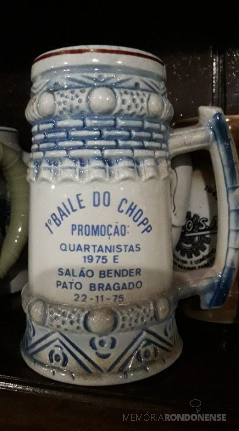 || Caneco do 1º Baile de Chopp, de Pato Bragado, em novembro de 1975.
Imagem: Acervo Líbera Leduc Wazlawick - FOTO 5 -