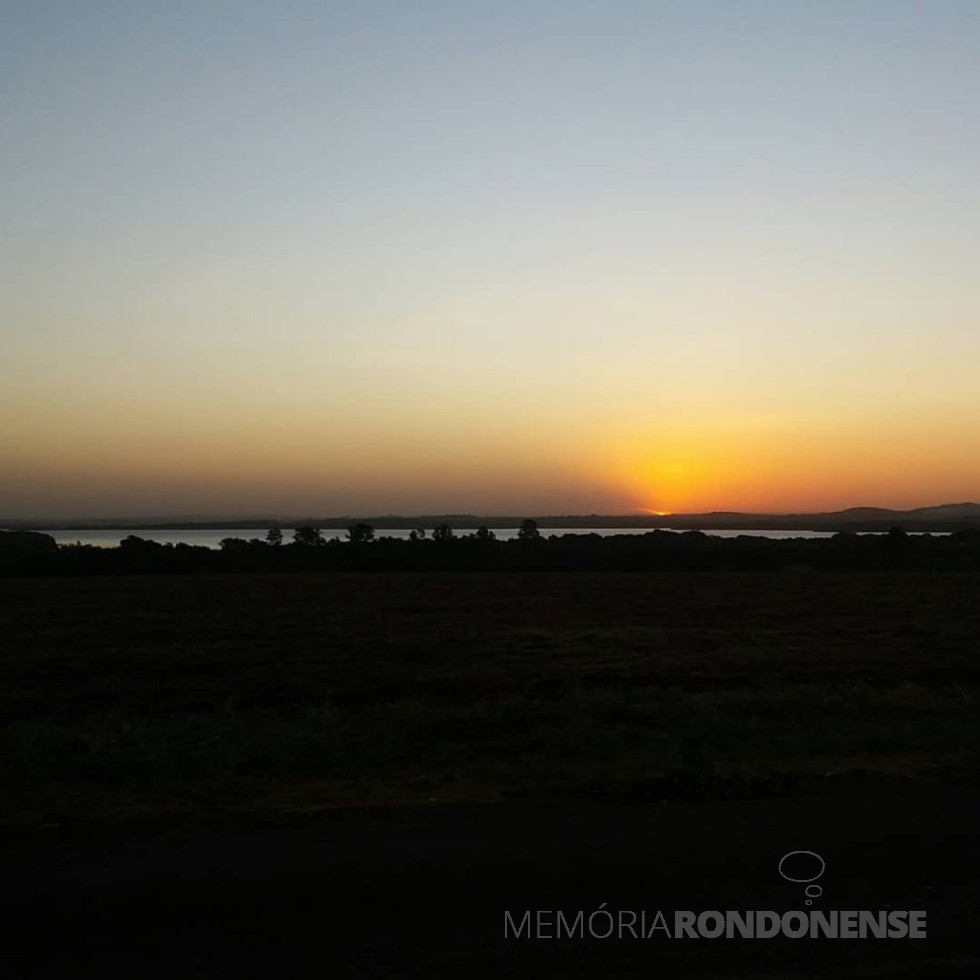 || Entardecer em Marechal Cândido Rondon em 12 de março de 2021, com destaque para o reservatório de águas da Itaipu Binacional.
Imagem e crédito de Jair Meller - FOTO 19 -
