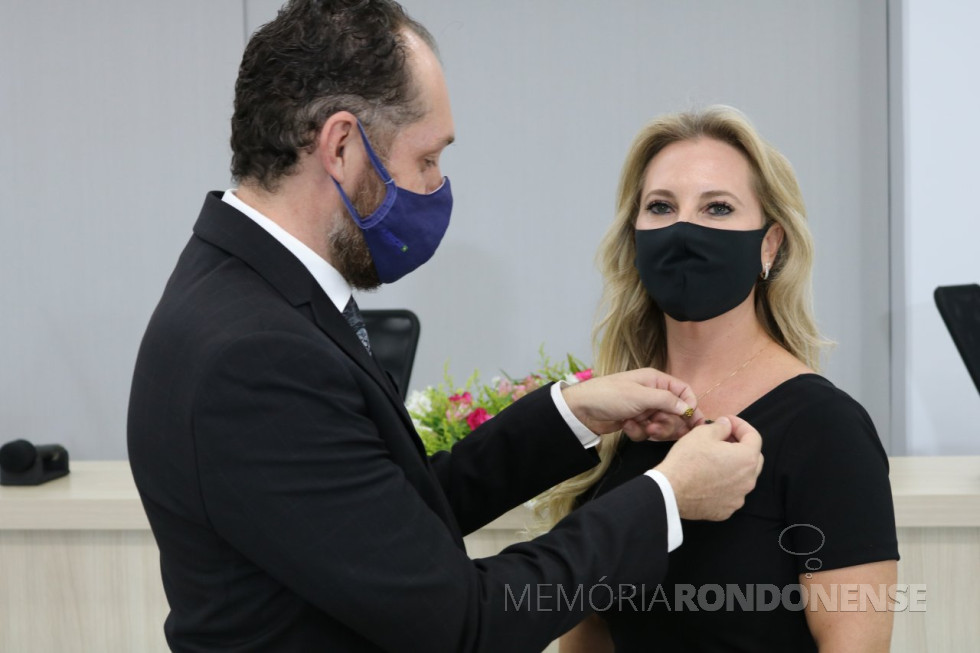 || Empresária Carla Rieger Bregoli recebendo o pin de presidente da Acimacar de seu antecessor arquiteto e urbanista Ricardo Leites de Oliveira. 
Imagem: Acervo Acimacar - FOTO 27 -