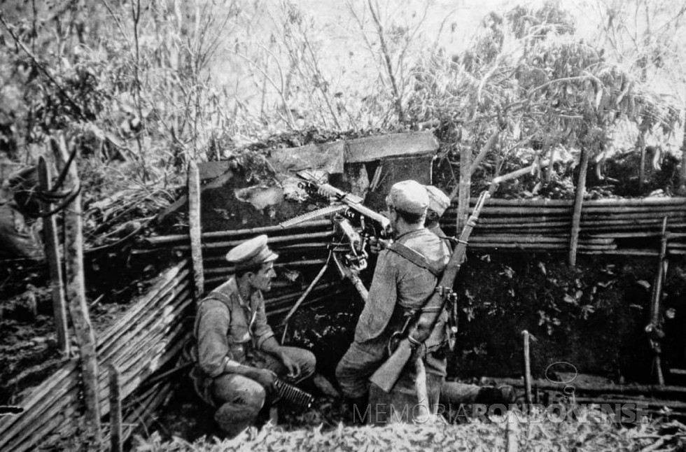 || Guarnição de metralhadora (modelo Hotchkiss 1914) protegida numa trincheira legalista durante a Batalha de Catanduvas (PR), em 1924.
Imagem: Acervo Arquivo Nacional - FOTO 1 -