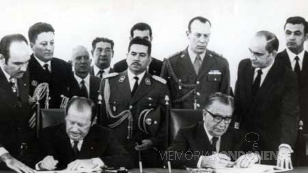 || Assinatura do Tratado de Itaipu entre o Brasil e O Paraguai pelos respectivos presidentes, Emilio Garrastazú Médice (d) e Alfredo Stroessner, em abril de 1973. 
Imagem: Acervo Alerta Paraná - FOTO  16 - 