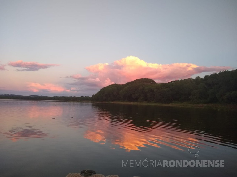 || Fim de tarde no distrito rondonense de Porto Mendes, com destaque para às águas do Reservatório da Itaipu Binacional, em
Imagem: Acervo e crédito de Ilda Bet -FOTO 13 -