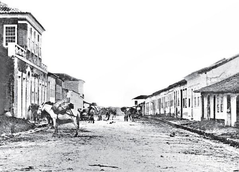 || Rua XV de Novembro (Rua das Flores), em Curitiba, por volta de 1870.
Imagem: Acervo Gazeta do Povo / Wikipédia/Colunista Cid Destefani. Segundo ele, este é um dos mais antigos instantaneos fotográficos da antiga Rua da Imperatriz (atual Rua XV de Novembro), aproximadamente de 1870, trecho entre a Rua Monsenhor Celso e a Rua Barão do Rio Branco. - FOTO 4 -
