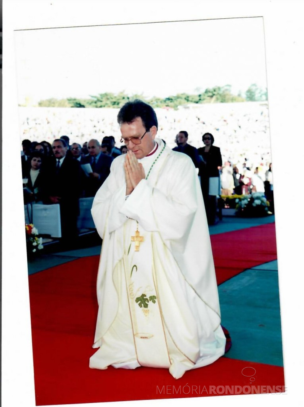 || Padre Anuar Battisti (palotino) durante a sua ordenação episcopal, em junho de 1998.
Imagem: Acervo Mitra Diocesana de Toledo - FOTO 14 -