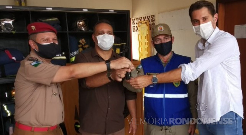 || Prefeito municipal Marcio Andrei Rauber, de Marechal Cândido Rondon, repassando as chaves da nova ambulância para o comando do 3º subgrupamento do Corpo de Bombeiros, em março de 2021.
Da esquerda à direita: Cel. QOBM Greson Gross - comandante geral do Corpo de Bombeiros do Paraná, Edmar Costa, assessor do deputado estadual Washington Lee Abe; 3º sargento Célio Schneider, socorrista mais antigo do subgrupamento de Marechal Cândido Rondson; e o Marcio Andrei Rauber.
Imagem: Acervo O Presente - FOTO 30 -
