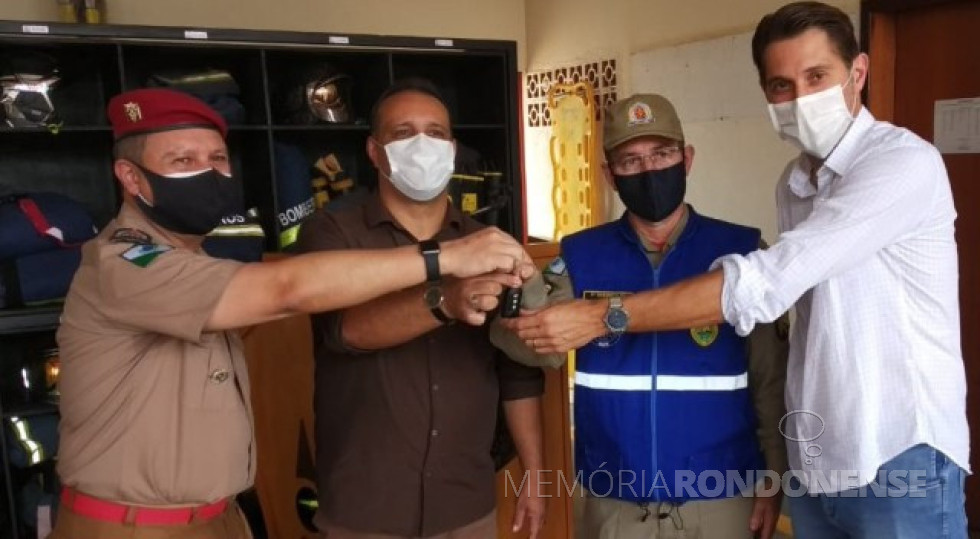 || Prefeito municipal Marcio Andrei Rauber, de Marechal Cândido Rondon, repassando as chaves da nova ambulância para o comando do 3º subgrupamento do Corpo de Bombeiros, em março de 2021.
Da esquerda à direita: Cel. QOBM Greson Gross - comandante geral do Corpo de Bombeiros do Paraná, Edmar Costa, assessor do deputado estadual Washington Lee Abe; 3º sargento Célio Schneider, socorrista mais antigo do subgrupamento de Marechal Cândido Rondson; e o Marcio Andrei Rauber.
Imagem: Acervo O Presente - FOTO 25 - 