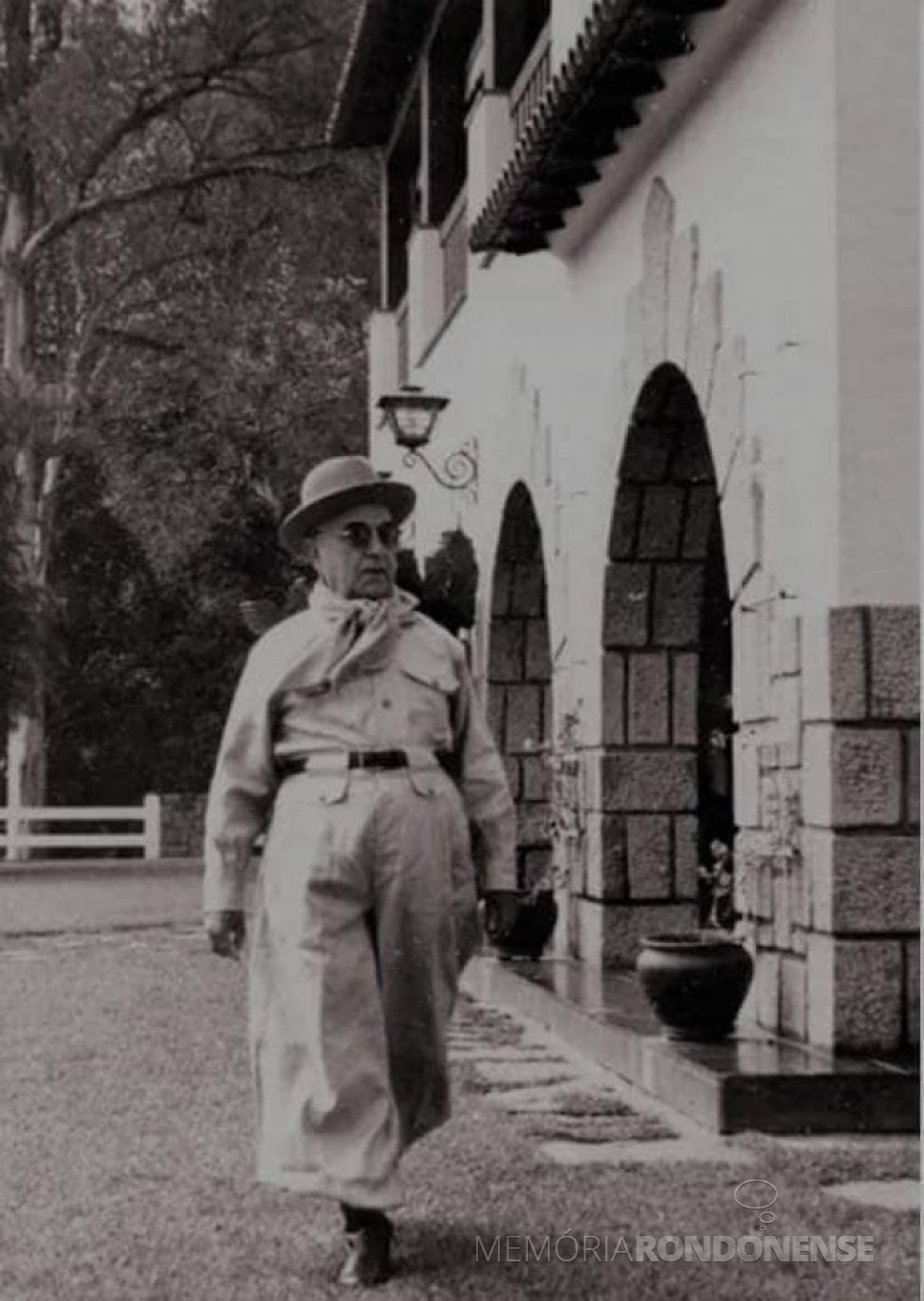 || Presidente Getúlio Vargas, em traje paramilitar, protagonista do Decreto que impunha vedações a estrangeiros no Brasil, em abril de 1938.
Imagem: Acervo Fundação Getúlio Vargas - FOTO 5 -
