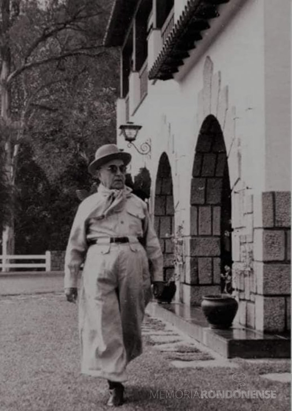 || Presidente Getúlio Vargas, em traje paramilitar, protagonista do Decreto que impunha vedações a estrangeiros no Brasil, em abril de 1938.
Imagem: Acervo Fundação Getúlio Vargas - FOTO 5 -