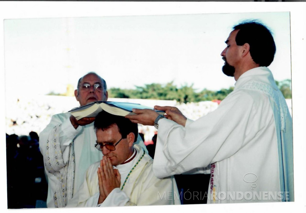 || D. Anuar Battisti  com o missal sobre a cabeça , segurado Pe. Odilo Rockembach, primeiro padre a ser ordenado na diocese  de Toledo; e o primo de D.  Anuar, Pe. José Battisti (hoje (20.04.2021) atuando na cidade de Palotina (PR).
Imagem: Acervo Mitra Diocesana de Toledo - FOTO 15 -