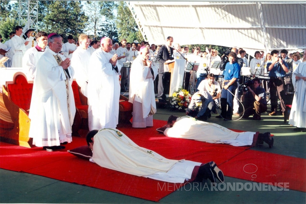 || Ordenação episcopal de D. Anuar Battisti e D. Irineu Scherer, na Festa da Fé, na cidade de Toledo (PR).
Da esquerda à direita: cardeal Geraldo Majella Agnelo (e), D. Lucio Baumgartner (c) e D. Armando Cirio. Atrás de  D. Geraldo, o padre Sérgio Augusto Rodrigues.
Imagem: Acervo Mitra Diocesana de Toledo - FOTO 13 -