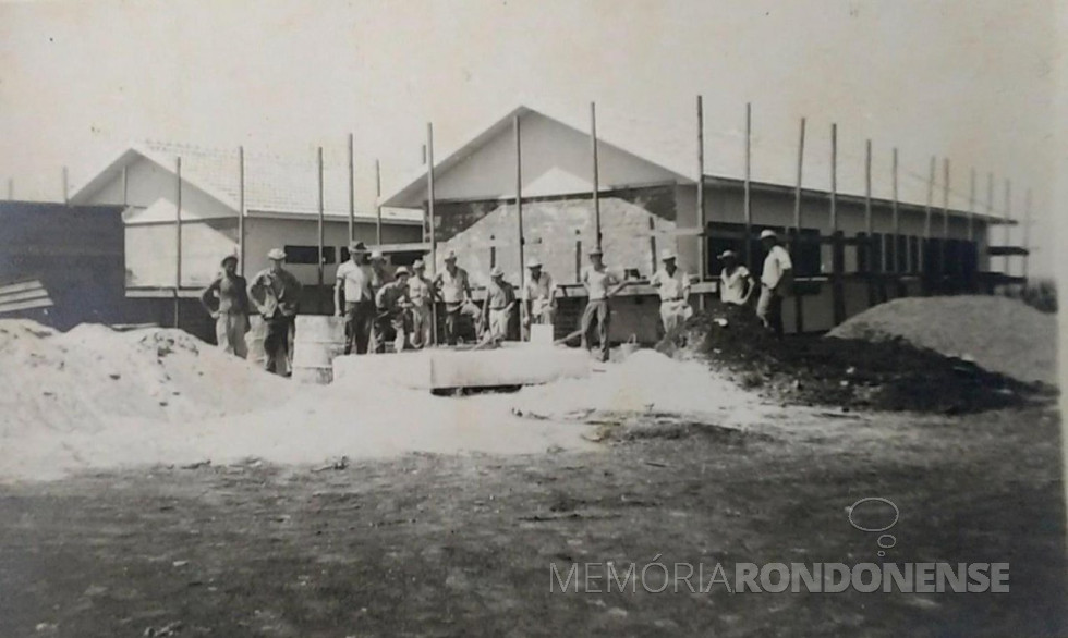 || Outro flagrante com operários encarregados da construção do Grupo Escolar Comandante Luiz Augusto de Moraes Rego.
Imagem: Acervo do colégio - FOTO 14 -