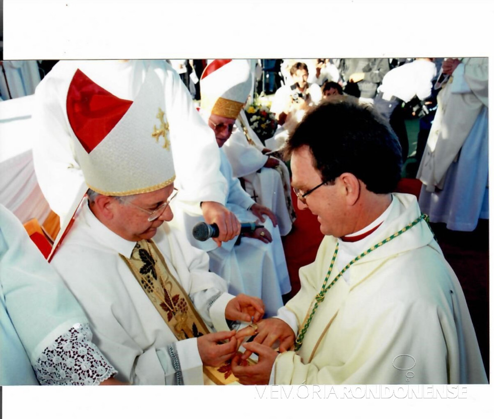 || D. Anuar Battisti recebendo o anel episcopal do cardeal Geraldo Majella Agnelo.
Imagem: Acervo Mitra Diocesana de Toledo - FOTO 16 -