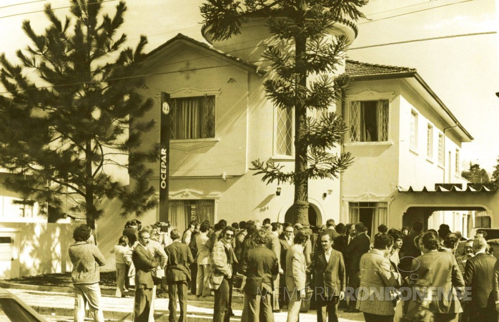 || Dirigentes cooperativistas, autoridades e público presentes à inauguração da sede própria da Ocepar, em 1975.
Imagem: Acervo Ocepar - FOTO 6 - 