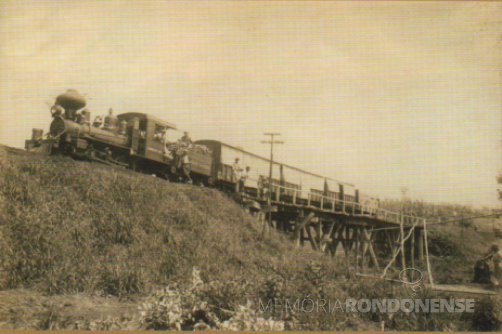 || Trem com carregamento de erva-mate, na linha férrea Guaíra-Porto Mendes, transpondo a ponte sobre o Rio Sao Cristóvão, no atual distrito rondonense de Porto Mendes.
Imagem: Acervo Elza Mendes Gonçalves (Campo Grande - MS) - FOTO 8 -